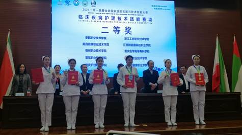 一群人站在台上中度可信度描述已自动生成 一群人站在台上中度可信度描述已自动生成